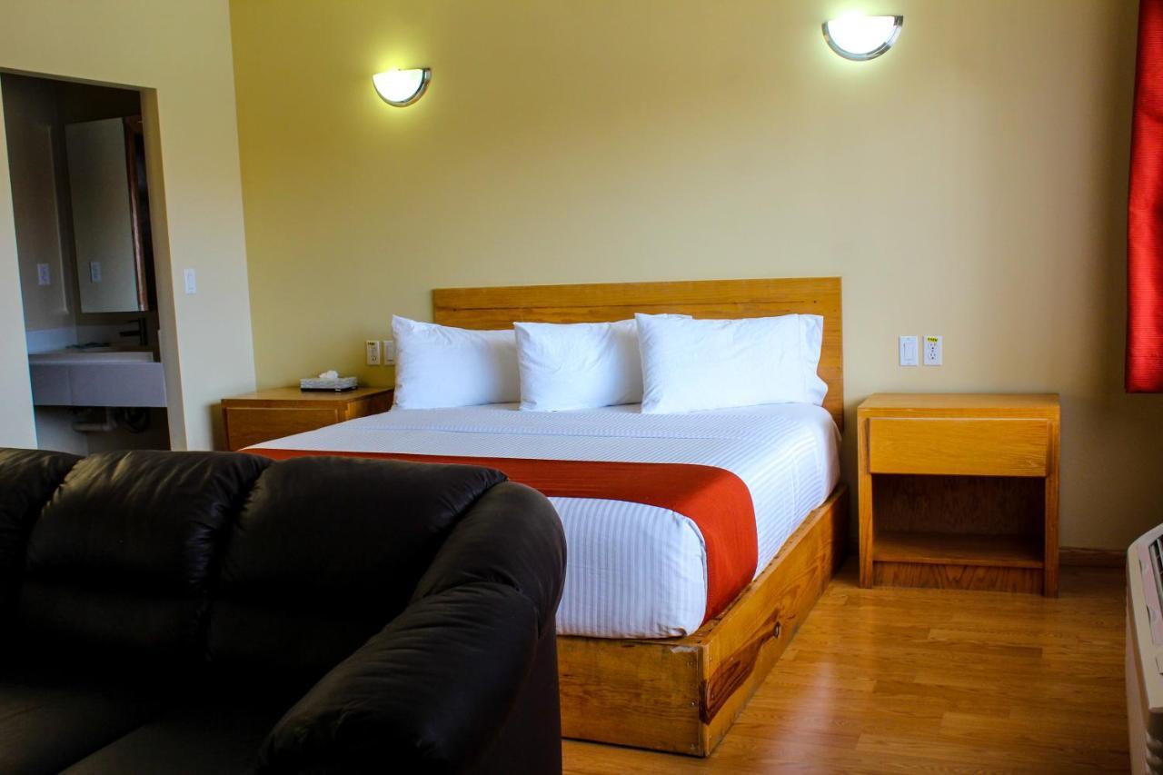 La Huerta Inn & Suites Cuauhtémoc エクステリア 写真